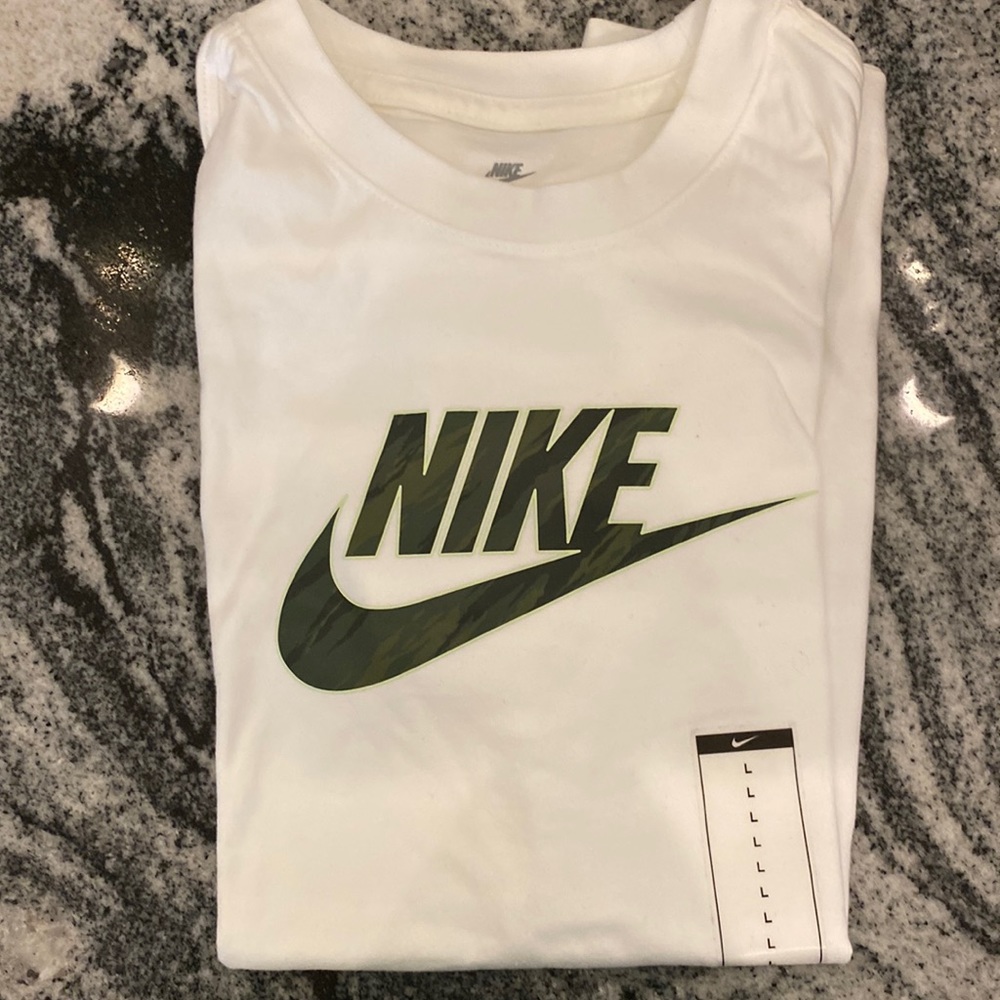 Nike boys white short-sleeve T-shirt. L. NWT.